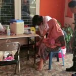 Wujud Kepedulian TNI, Babinsa Arjosari Kawal Imunisasi Balita di Wilayah Binaan