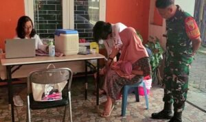 Wujud Kepedulian TNI, Babinsa Arjosari Kawal Imunisasi Balita di Wilayah Binaan