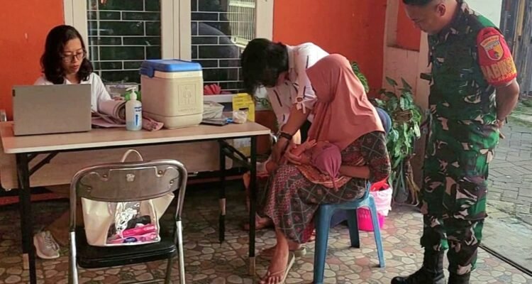 Wujud Kepedulian TNI, Babinsa Arjosari Kawal Imunisasi Balita di Wilayah Binaan