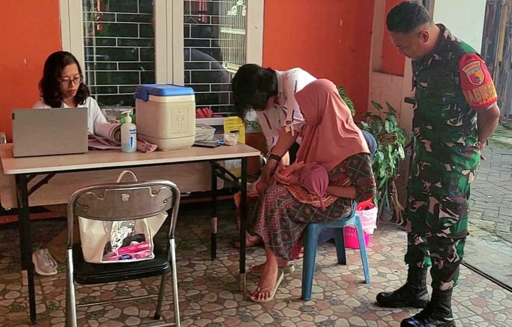 Wujud Kepedulian TNI, Babinsa Arjosari Kawal Imunisasi Balita di Wilayah Binaan