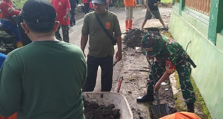 Babinsa Bandulan Karya Bakti Angkat Sedimen dan Sampah, Ciptakan Lingkungan Bersih dan Sehat Babinsa Bandulan Karya Bakti Angkat Sedimen dan Sampah, Ciptakan Lingkungan Bersih dan Sehat