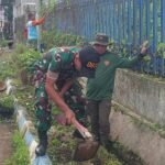Babinsa Blimbing Wujudkan Lingkungan Sehat, Babinsa Blimbing Ajak Warga Kerja Bakti
