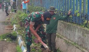 Babinsa Blimbing Wujudkan Lingkungan Sehat, Babinsa Blimbing Ajak Warga Kerja Bakti