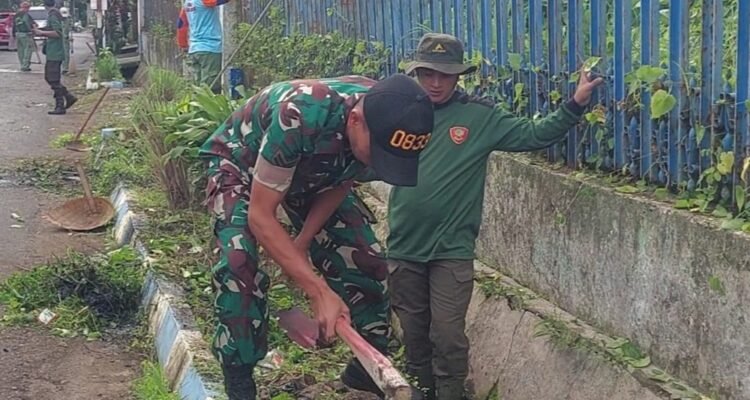 Babinsa Blimbing Wujudkan Lingkungan Sehat, Babinsa Blimbing Ajak Warga Kerja Bakti