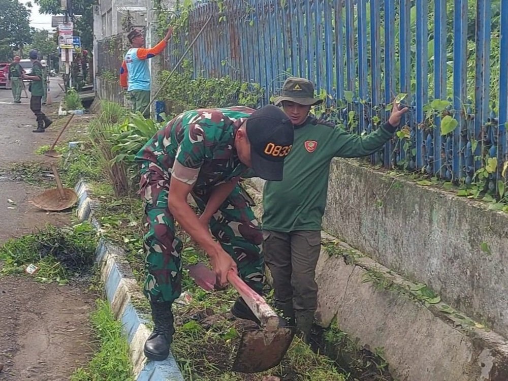 Wujudkan Lingkungan Sehat, Babinsa Blimbing Ajak Warga Kerja Bakti