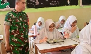 Babinsa Blimbing (2) Babinsa Blimbing Pastikan Kelancaran Program Makan Bergizi Gratis di SMPN 20 Malang