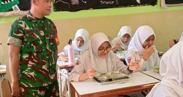 Babinsa Blimbing (2) Babinsa Blimbing Pastikan Kelancaran Program Makan Bergizi Gratis di SMPN 20 Malang