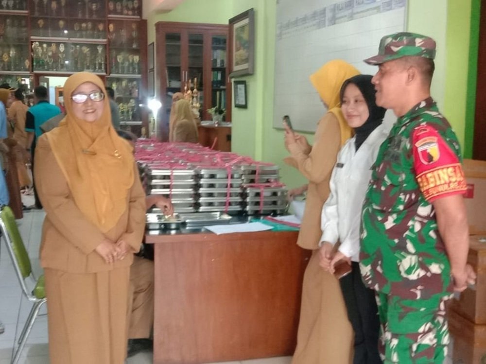 Babinsa Blimbing Pastikan Kelancaran Program Makan Bergizi Gratis di SMPN 20 Malang