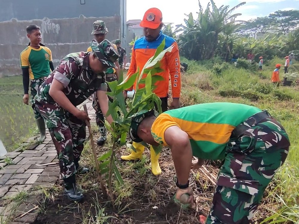 Babinsa Bumiayu Kompak Bersama Warga Karya Bakti Mitigasi Bencana