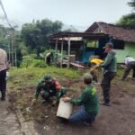 Babinsa Buring Babinsa Buring Bersama Warga Gelar Karya Bakti di Wilayah Binaan