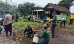 Babinsa Buring Bersama Warga Gelar Karya Bakti di Wilayah Binaan