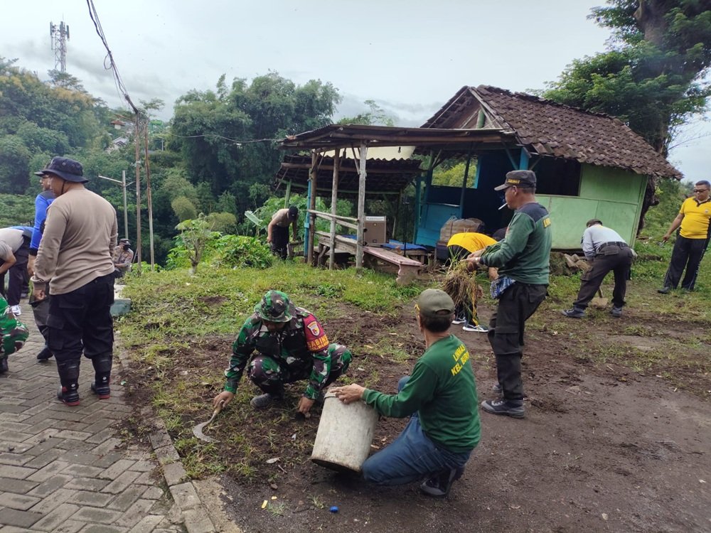 Babinsa Buring Bersama Warga Gelar Karya Bakti di Wilayah Binaan