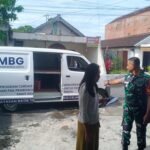 Babinsa Gadang Babinsa Gadang Kawal Distribusi Makan Bergizi Gratis bagi Balita, Ibu Hamil, dan Ibu Menyusui