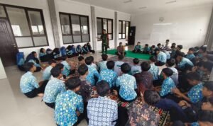 Babinsa Gadang Babinsa Gadang Bentuk Karakter Siswa SMP Negeri 29 Kota Malang