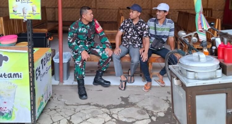 Patroli Dialogis Babinsa Jatimulyo Jamin Kondusifitas Wilayah Selama Ramadan