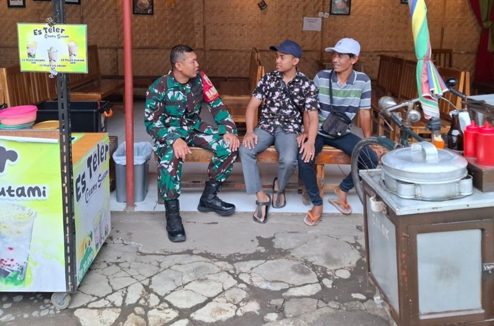 Patroli Dialogis Babinsa Jatimulyo Jamin Kondusifitas Wilayah Selama Ramadan