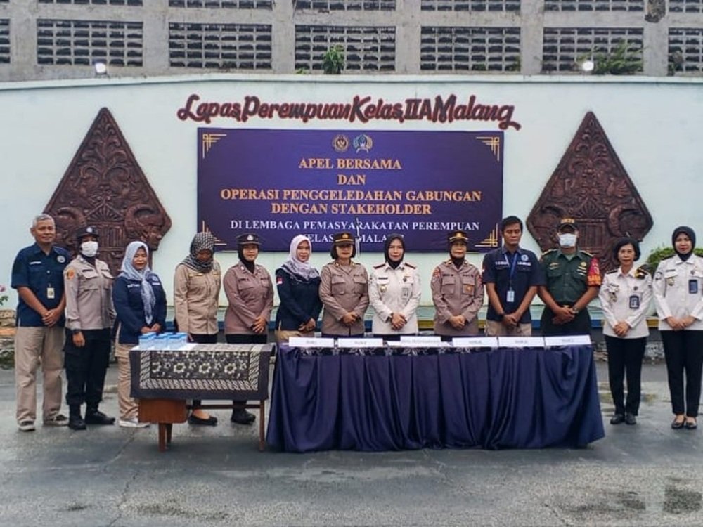 Babinsa Kebonsari Dampingi Razia Gabungan di Lapas Perempuan Kelas II A