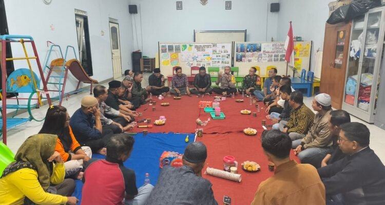 Babinsa Kedungkandang Hadiri Rembuk Warga Aktifkan Kembali Poskamling Babinsa Kedungkandang Hadiri Rembuk Warga Aktifkan Kembali Poskamling