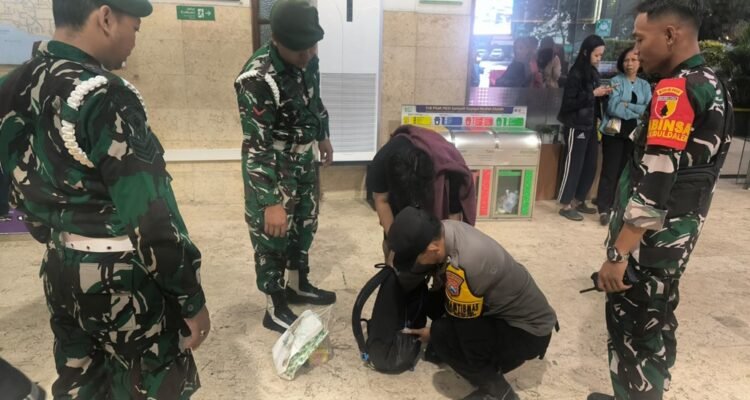 Jamin Keamanan Obyek Vital Akhir Pekan Babinsa Kiduldalem Patroli Stasiun Kereta Api