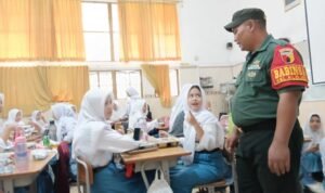 Babinsa Klojen Dampingi Program Makan Bergizi Gratis di SMAN 4 Klojen