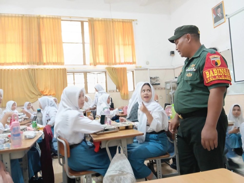 Babinsa Klojen Dampingi Program Makan Bergizi Gratis di SMAN 4 Klojen