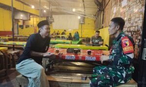 Babinsa Klojen Perkuat Silaturahmi Babinsa Koramil Klojen Gencarkan Patroli Dialogis Malam Hari