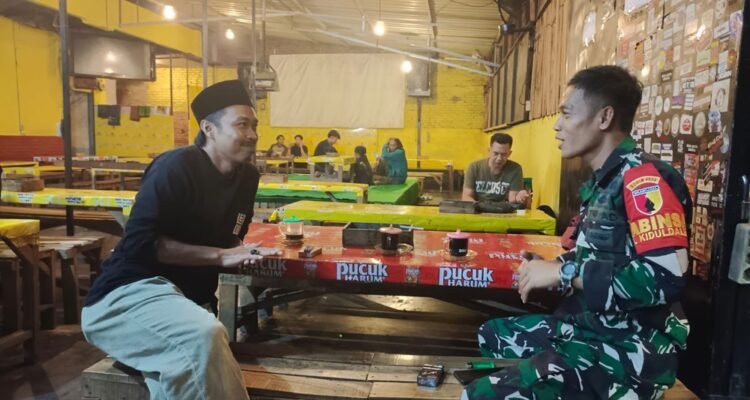 Babinsa Klojen Perkuat Silaturahmi Babinsa Koramil Klojen Gencarkan Patroli Dialogis Malam Hari