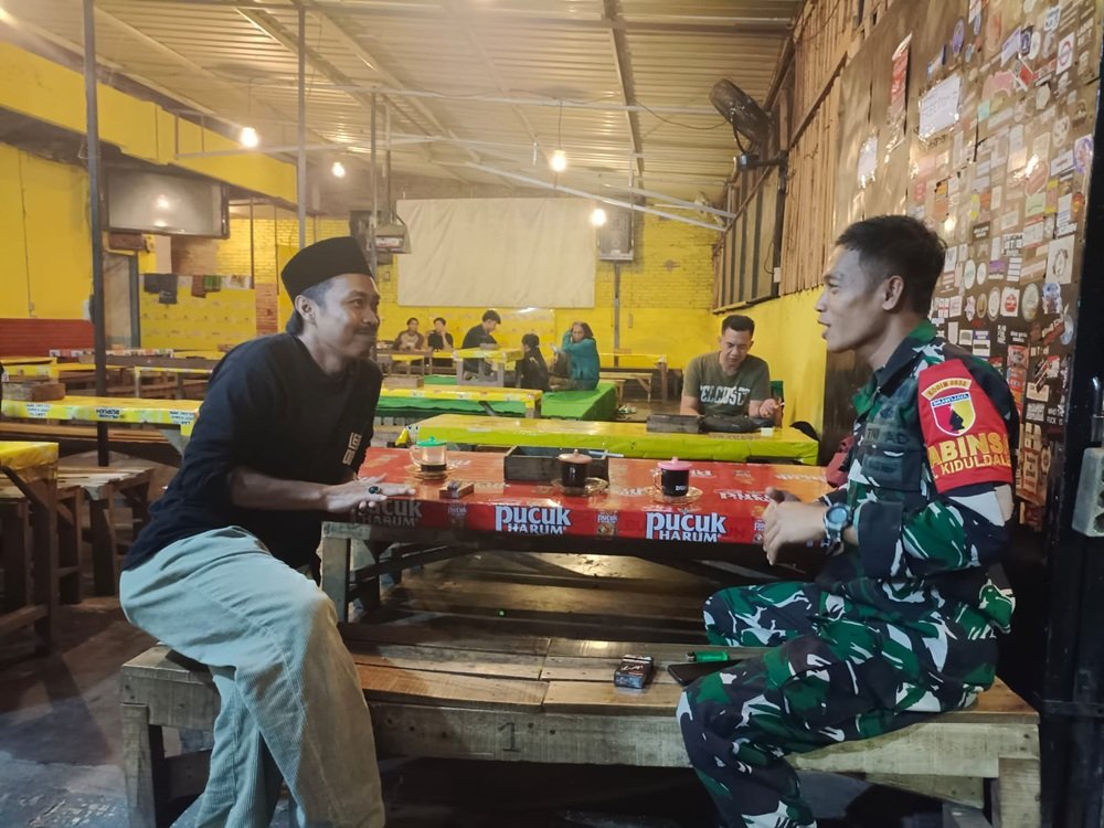 Perkuat Silaturahmi Babinsa Koramil Klojen Gencarkan Patroli Dialogis Malam Hari