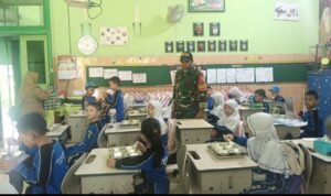 Babinsa Klojen Pastikan Pendistribusian Makan Bergizi Gratis Tepat Sasaran