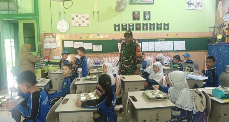 Babinsa Klojen Pastikan Pendistribusian Makan Bergizi Gratis Tepat Sasaran