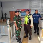 Babinsa Klojen Stasiun Malang Kota Baru Jaga Ketertiban dan Kelancaran Warga, Babinsa Klojen Monitoring Kondusivitas Wilayah di Stasiun KA Malang Kota Baru