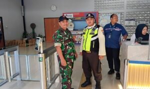 Jaga Ketertiban dan Kelancaran Warga, Babinsa Klojen Monitoring Kondusivitas Wilayah di Stasiun KA Malang Kota Baru