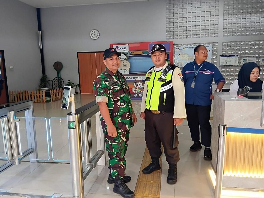 Jaga Ketertiban dan Kelancaran Warga, Babinsa Klojen Monitoring Kondusivitas Wilayah di Stasiun KA Malang Kota Baru