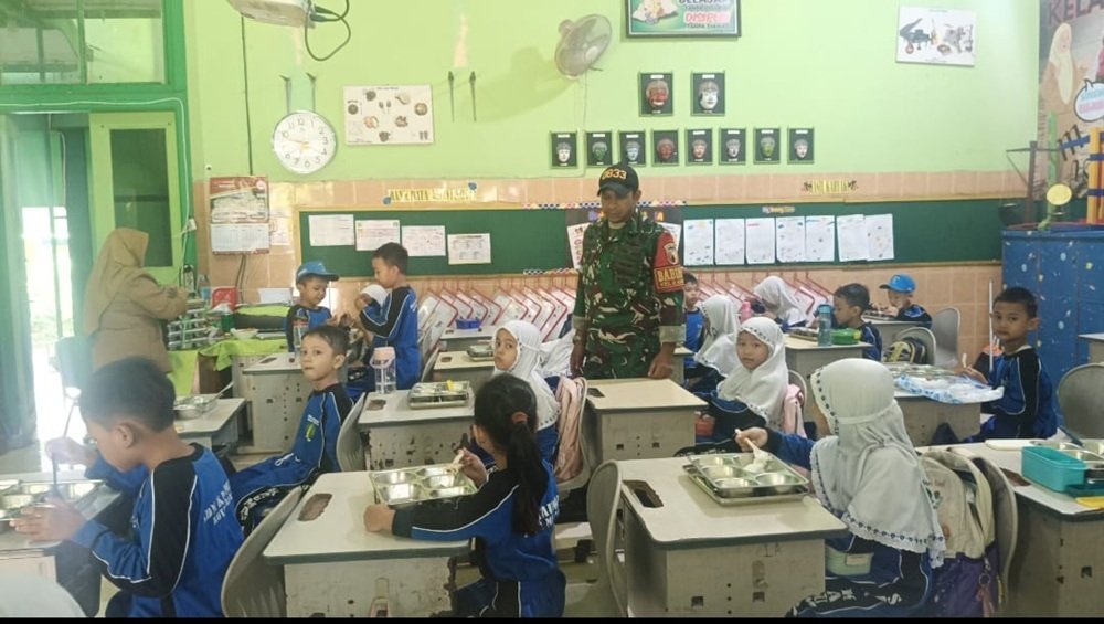 Babinsa Klojen Pastikan Pendistribusian Makan Bergizi Gratis Tepat Sasaran