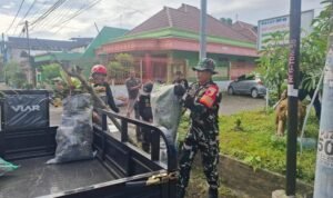 Babinsa Lowokwaru Bersinergi dengan Warga Ciptakan Lingkungan Bersih dan Sehat Babinsa Lowokwaru Bersinergi dengan Warga Ciptakan Lingkungan Bersih dan Sehat
