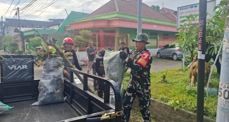 Babinsa Lowokwaru Bersinergi dengan Warga Ciptakan Lingkungan Bersih dan Sehat Babinsa Lowokwaru Bersinergi dengan Warga Ciptakan Lingkungan Bersih dan Sehat