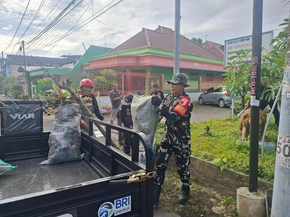 Babinsa Lowokwaru Bersinergi dengan Warga Ciptakan Lingkungan Bersih dan Sehat