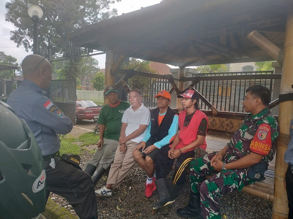 Babinsa Oro-Oro Dowo Komsos Bersama Warga Kokohkan Silaturahmi dan Kondusivitas Wilayah