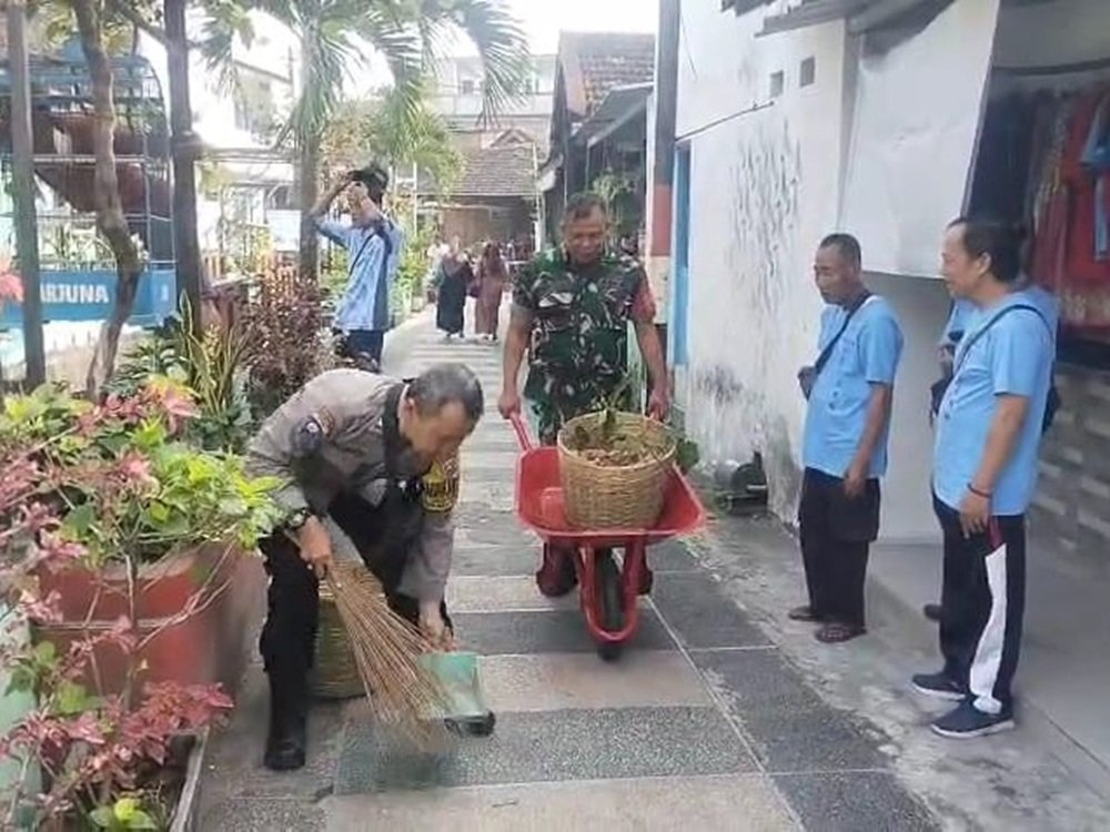Sinergi Babinsa dan Warga Oro-oro Dowo Bersihkan Lingkungan Jelang Ramadhan