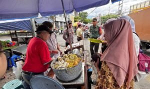 Babinsa Pisangcandi Dampingi Pengecekan Sampel Takjil oleh Dinkes dan Puskesmas Mulyorejo Babinsa Pisangcandi Dampingi Pengecekan Sampel Takjil oleh Dinkes dan Puskesmas Mulyorejo