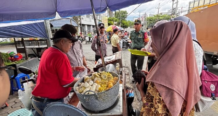 Babinsa Pisangcandi Dampingi Pengecekan Sampel Takjil oleh Dinkes dan Puskesmas Mulyorejo Babinsa Pisangcandi Dampingi Pengecekan Sampel Takjil oleh Dinkes dan Puskesmas Mulyorejo
