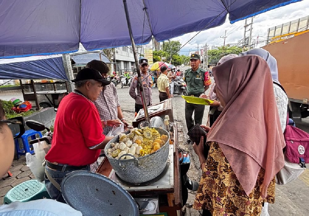 Babinsa Pisangcandi Dampingi Pengecekan Sampel Takjil oleh Dinkes dan Puskesmas Mulyorejo
