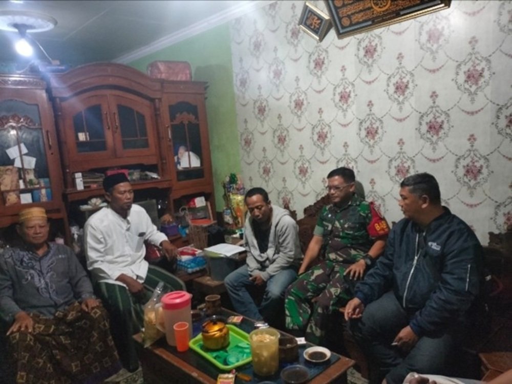 Patroli Humanis dan Dialogis Babinsa Purwantoro Jamin Kondusivitas Wilayah Binaan