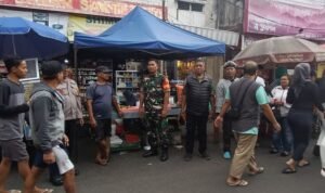 Babinsa Sukoharjo Pastikan Aman, Lancar, dan Tertib, Babinsa Sukoharjo Monitoring Pasar Takjil