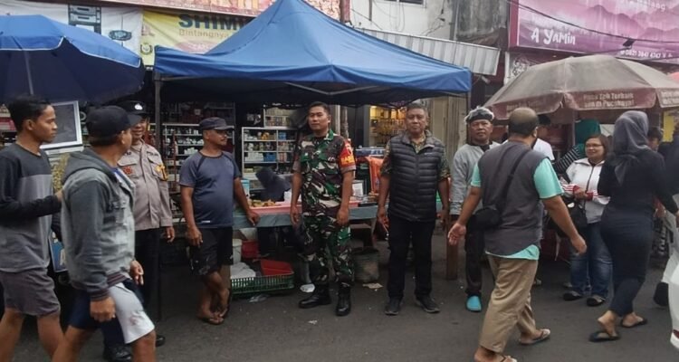 Babinsa Sukoharjo Pastikan Aman, Lancar, dan Tertib, Babinsa Sukoharjo Monitoring Pasar Takjil