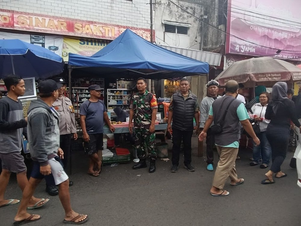 Pastikan Aman, Lancar, dan Tertib, Babinsa Sukoharjo Monitoring Pasar Takjil