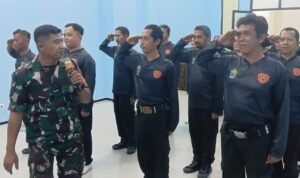 Tingkatkan Disiplin, Babinsa Sukun Gelar Pelatihan PBB Satlinmas