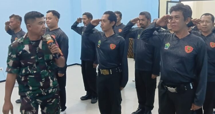 Tingkatkan Disiplin, Babinsa Sukun Gelar Pelatihan PBB Satlinmas