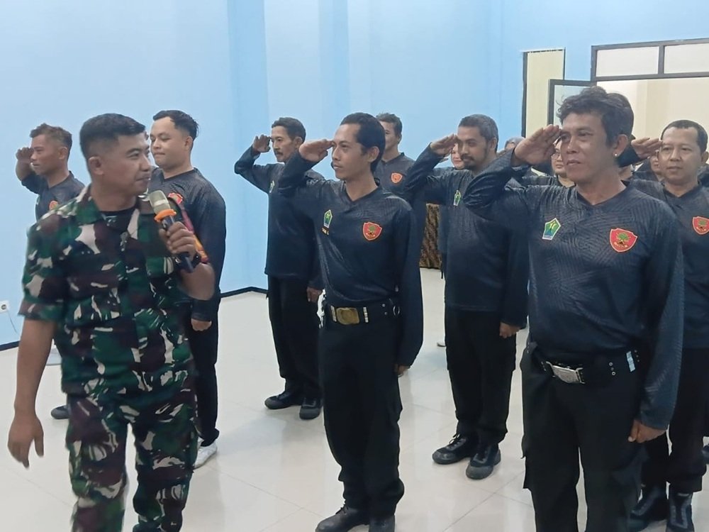 Tingkatkan Disiplin, Babinsa Sukun Gelar Pelatihan PBB Satlinmas