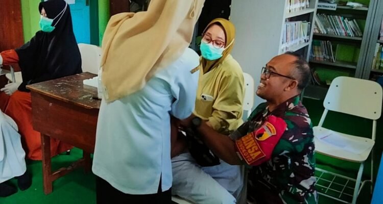 Babinsa Wonokoyo Sukseskan Gerakan Vaksinasi Campak Serentak